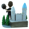 Figurine personnalisée mariage  devant un château
